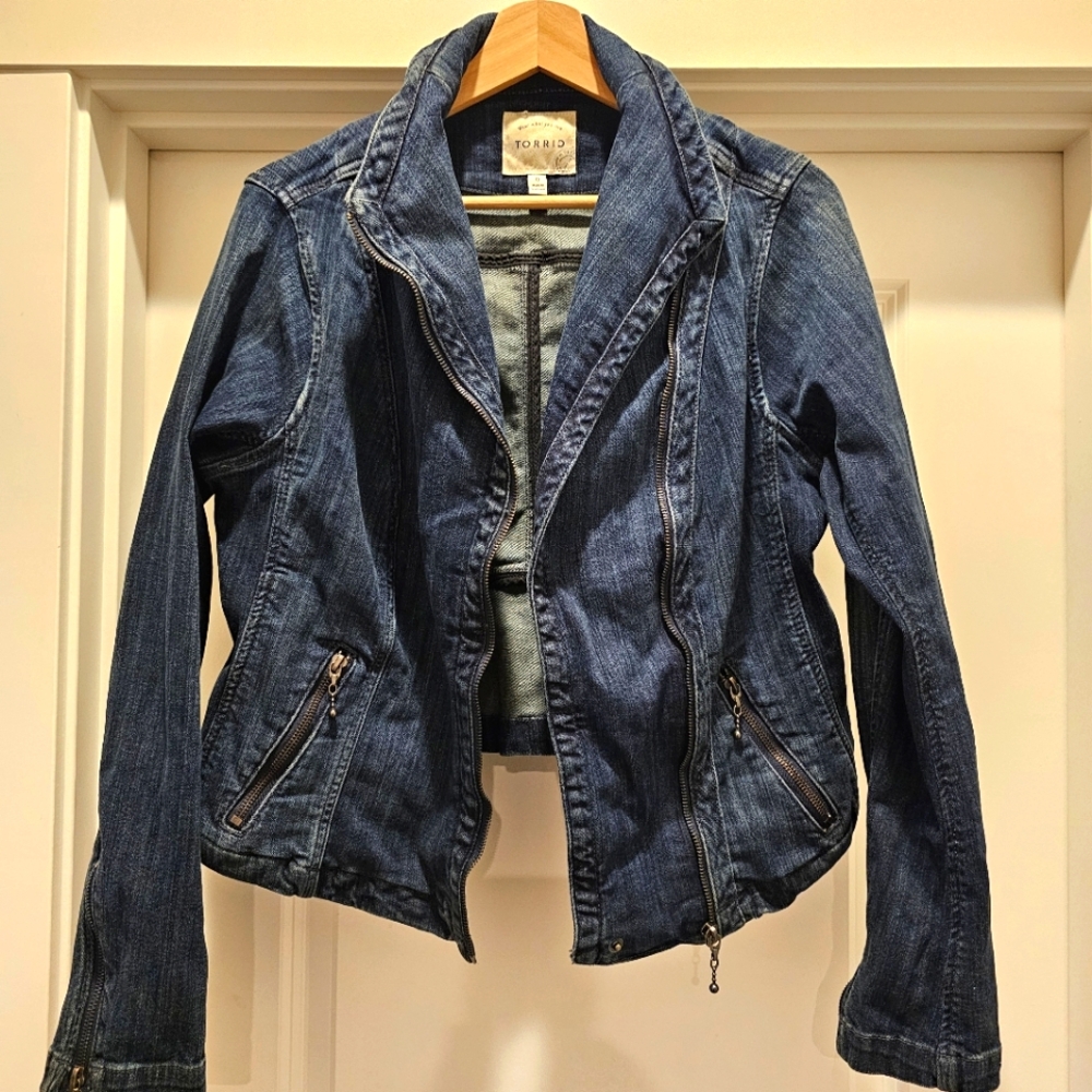 Torrid Moto Denim Jean Jacket Zipper Sleeves Size 0 (Large)